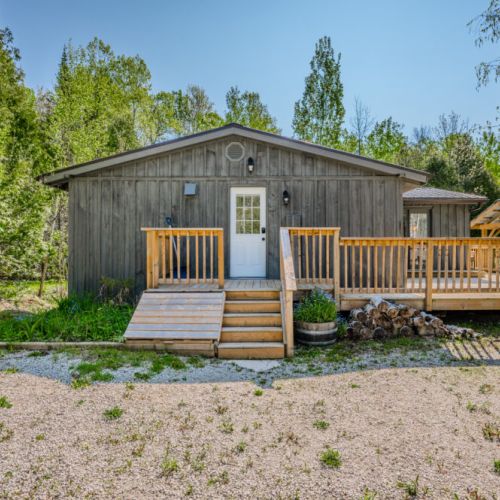 Picturesque scenery surrounds the property, a true escape from the hustle and bustle of everyday life.