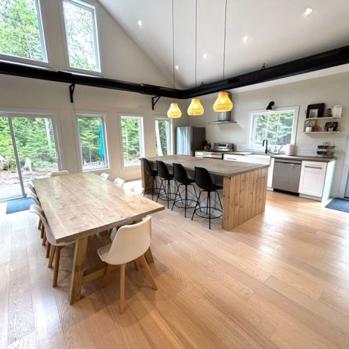 Designed for large groups – dine together at the long farmhouse table or pull up a stool at the kitchen island. There’s plenty of room to share meals and stories.