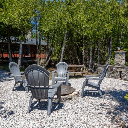 Your private outdoor firepit surrounded by trees—ideal for s’mores, stories, and star-gazing.