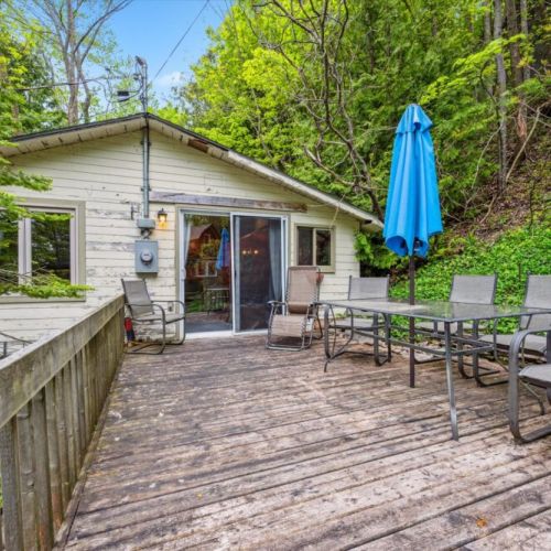 Enjoy meals on the sunny upper deck with forest views and a peek of Georgian Bay. Equipped with a dining set and umbrella, it's perfect for alfresco breakfasts and evening BBQs.