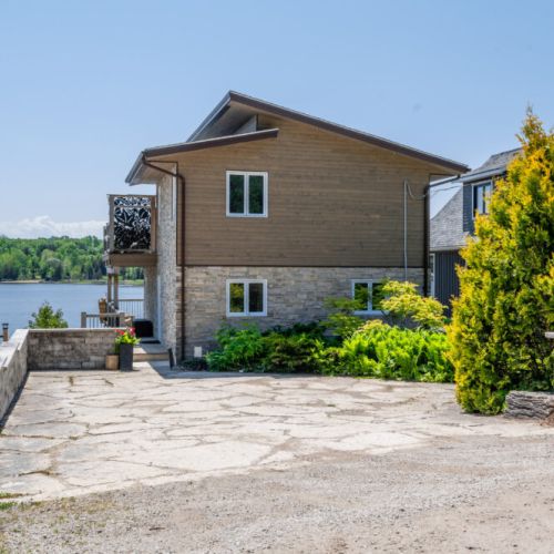 Spacious driveway with easy access to the cottage and waterfront.