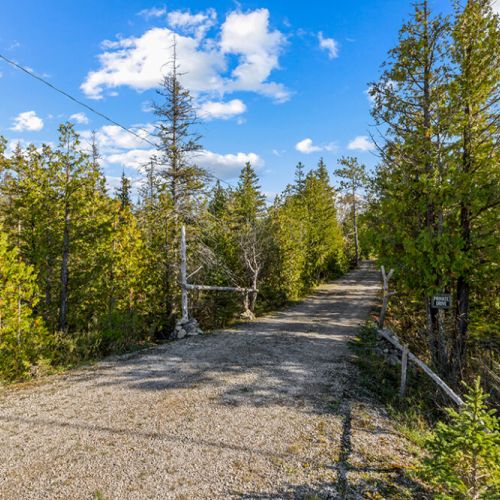 The private driveway leads you into a quiet woodland retreat, offering privacy from the moment you arrive.
