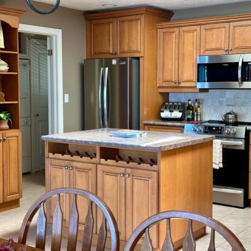 Fully equipped for everything from quick breakfasts to family dinners, with ample counter space, a spacious island, and everything you need to cook comfortably during your stay.
