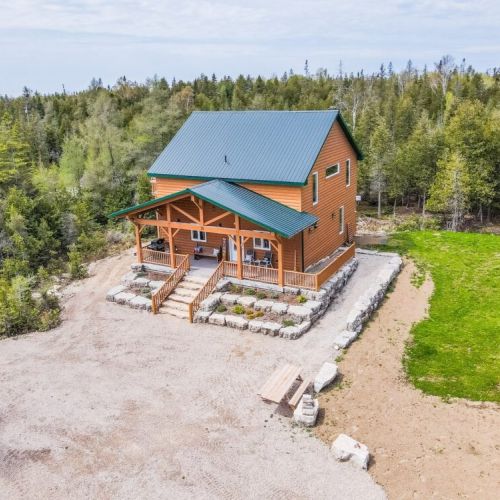 Saw N' Logzz is a stunning custom built private log cabin in the Pike Bay community. Enjoy a day of hiking, swimming, or boating to return to a relaxing and gorgeous property.