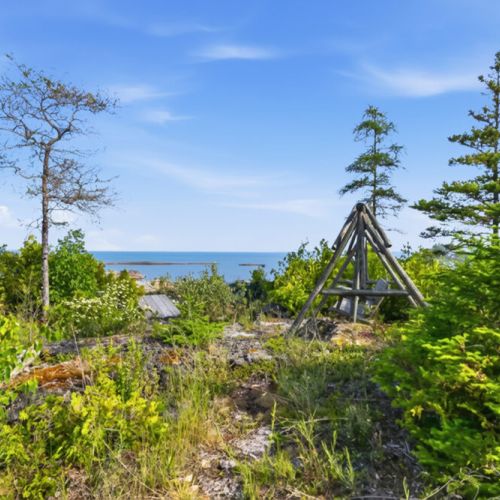 A quiet natural lookout with sweeping lake views and rugged shoreline. Perfect for travellers seeking privacy, scenic escapes, and authentic waterfront experiences.