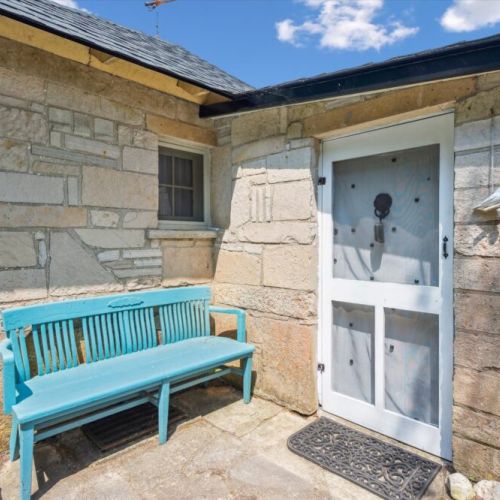 A bright blue bench and screen door greet you at Seafari’s entrance.