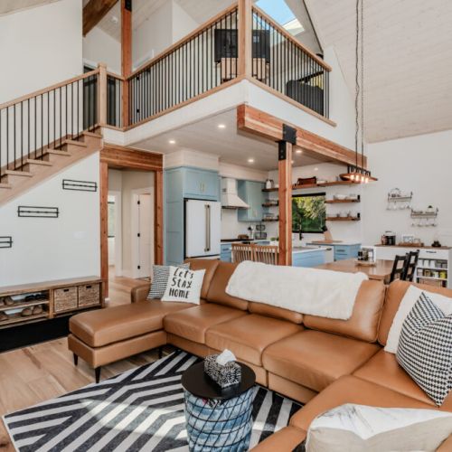 Relax in this bright and stylish vacation rental featuring an open-concept layout, cozy seating, and a modern kitchen. Perfect for family getaways, weekend escapes, or remote work retreats in a peaceful nature-filled destination.
