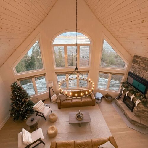 Sweeping winter views and elevated cottage luxury—your perfect cold-season retreat.