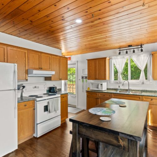 Bright, functional kitchen with plenty of space to prepare your favourite dishes.