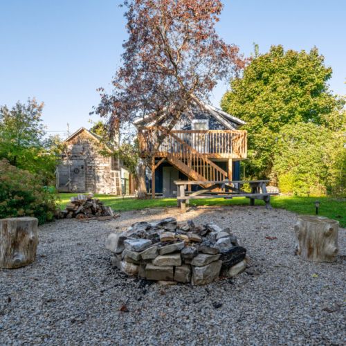 Unwind at this charming  retreat featuring a cozy fire pit, picnic area, and lush green space—perfect for stargazing, campfire nights, and relaxing after a day of adventure. Ideal for family getaways or nature-filled vacations.