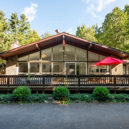 Evergreen Escape is the perfect example of a post-modern cottage in Tobermory.