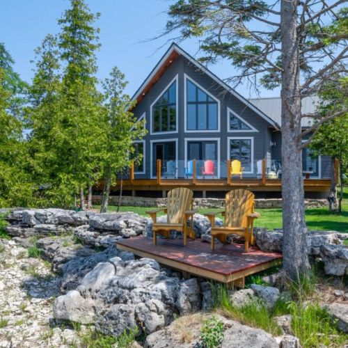 The glorious Whiskey Harbour, a luxurious log cottage located in Pike Bay.
