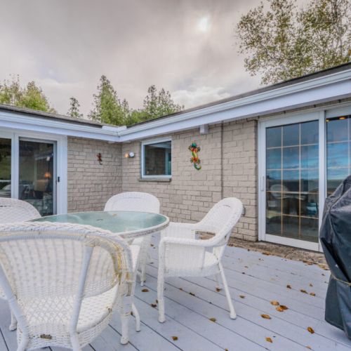 Dine al fresco on the spacious waterfront deck, equipped with a BBQ and plenty of seating. Perfect for enjoying family meals with views of Georgian Bay after a day at Lion’s Head beach or the Bruce Trail.