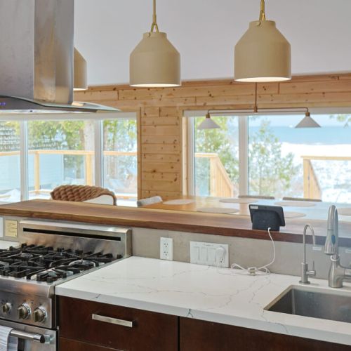 Views that Inspire - A Unique Tobermory Experience: Let the stunning lake views inspire your culinary creations in this one-of-a-kind kitchen in Tobermory. The full-size stove and modern appliances make cooking a breeze, while the panoramic windows create a truly unforgettable experience.