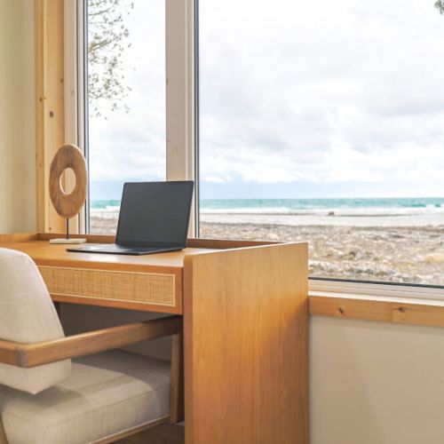 Workspace: Combine work and relaxation with this inspiring workspace. Enjoy breathtaking lake views while you work, creating the perfect balance between productivity and tranquility.