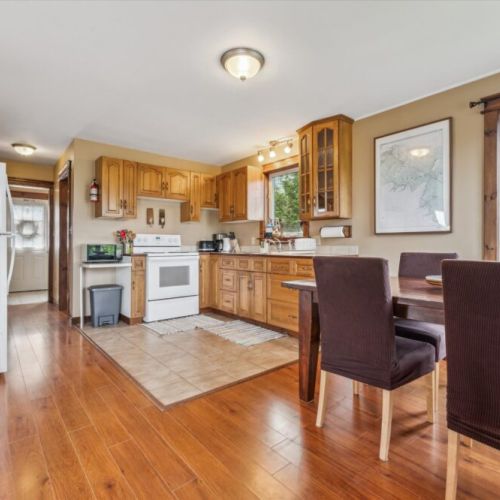 Fully equipped country kitchen with full-size appliances, oak cabinetry, and all the essentials for cooking your favourite cottage meals.