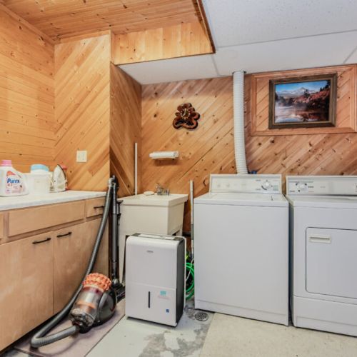 Fully equipped laundry room, perfect for longer stays and family vacations at your private lakefront retreat.