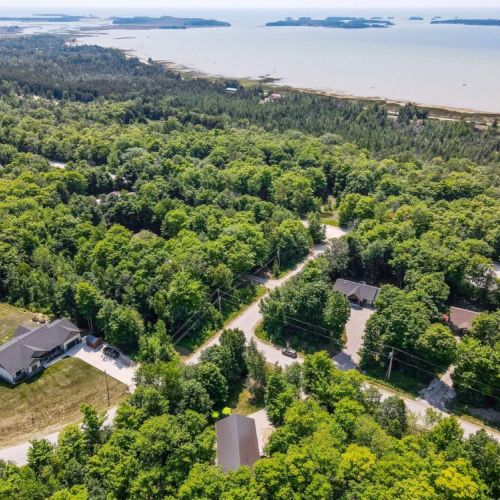 The Chalet is a nice walk to the North Oliphant Beach; home to elite Canadian kite-surfers, swimmers and naturalists.