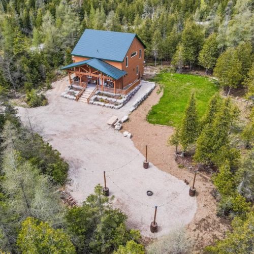 Saw N' Logzz is a stunning custom built private log cabin in the Pike Bay community. Enjoy a day of hiking, swimming, or boating to return to a relaxing and gorgeous property.