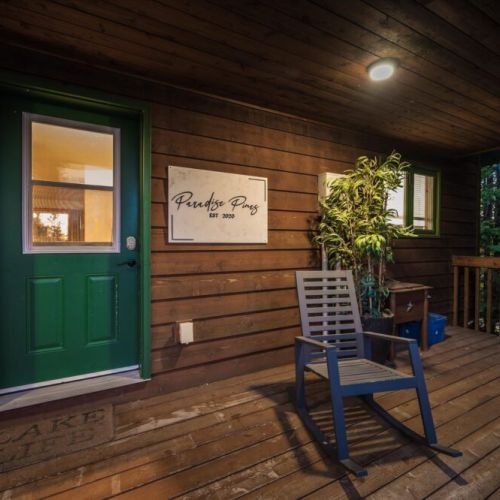 Welcome to Paradise Pines — your cozy waterfront retreat surrounded by nature.