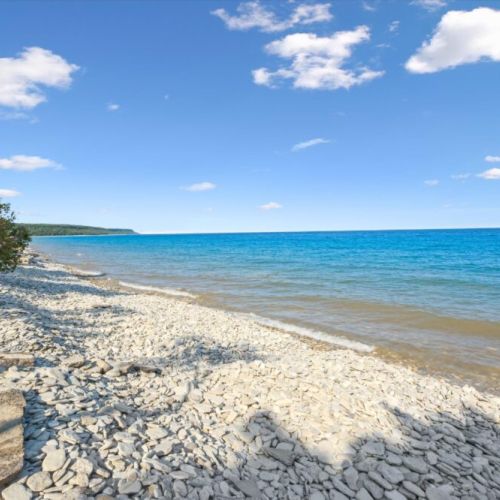 Step directly onto the natural stone shoreline of Dyers Bay. Ideal for lakeside strolls and enjoying the sound of the waves.