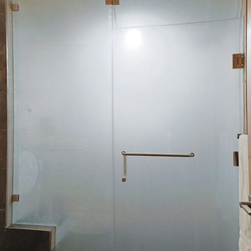 Steam Room: Treat yourself to the ultimate in relaxation at this Tobermory cottage. The bathroom features a luxurious steam shower, a rare find in the area, inviting you to unwind and rejuvenate after your adventures.