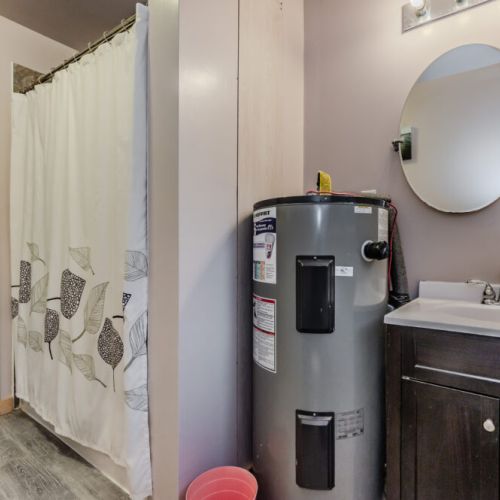 The bathroom includes a shower, sink, and storage space, equipped with all necessities for a comfortable stay.