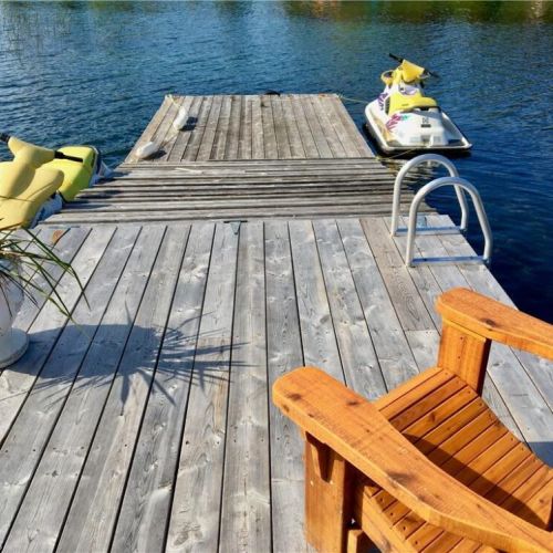 Paradise Pines offers a large private dock with calm, crystal-clear water that’s perfect for swimming, lounging, or docking a boat.