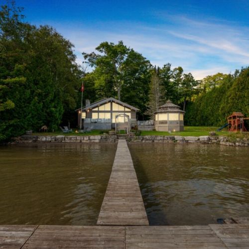 Welcome to the beautiful Cameron Lakehouse, situated on Cameron Lake on the Northern Bruce Peninsula.
