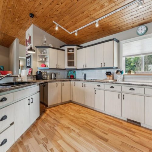 A fully equipped kitchen with lots of counter space makes cooking at the cottage easy and enjoyable.