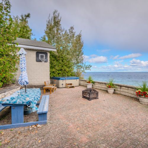 Relax on this spacious patio overlooking the pristine waters of Georgian Bay. With a firepit, picnic area, and seating, it’s ideal for creating memories with loved ones after visiting Lion’s Head Harbour or the Grotto.