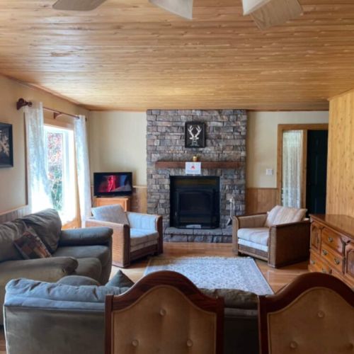 Relax with TV entertainment and a wood-burning fireplace after a day of hiking or lake adventures in Bruce Peninsula.