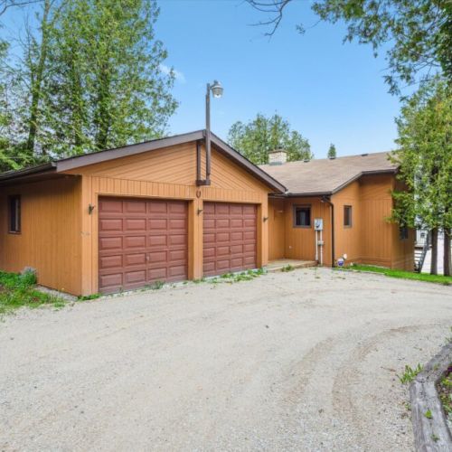 A quiet and serene entrance greets you with secluded privacy, just steps away from the waterfront – perfect for a peaceful arrival to your home-away-from-home.