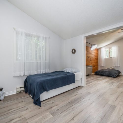 The primary suite also features a single bed for children.