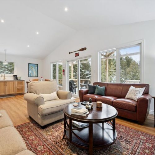 The airy open-concept design connects the lounge, dining, and kitchen spaces—ideal for spending quality time together.