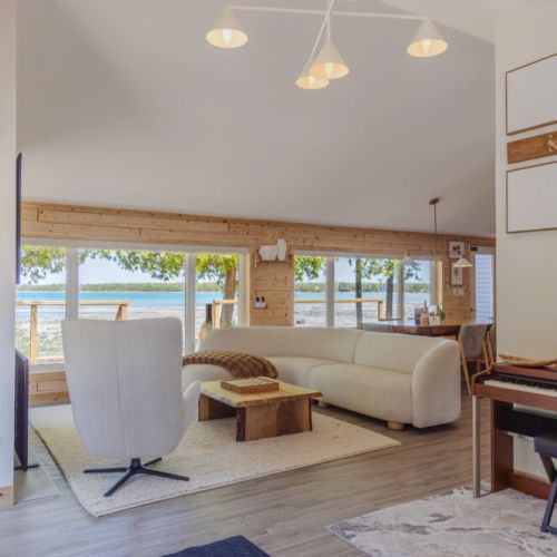 Luxury Living in North Bruce Peninsula: 
Indulge in the ultimate luxury in North Bruce Peninsula at this exceptional cottage. The inviting living space, complete with a cozy fireplace and stunning lake views, makes this the best place to stay.