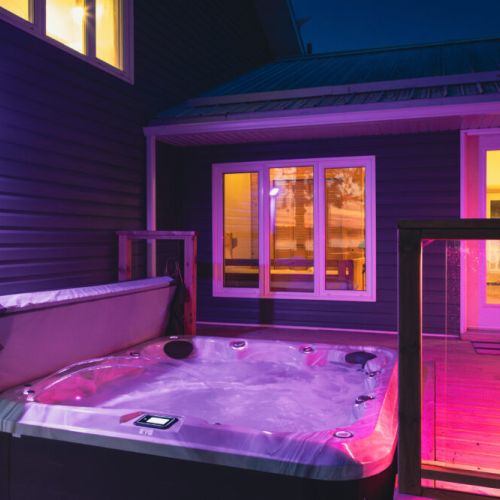 Soak in the stars and enjoy the therapeutic benefits of the 7-person hot tub with 47 jets. This is the perfect spot to relax and unwind after a day of exploring the Tobermory coastline.