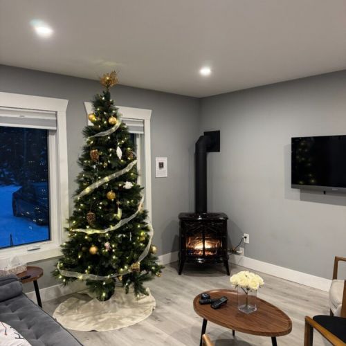 Settle into the Sunset Bay lounge for fireside chats and quiet downtime. Comfortable, bright, and made for cottage living.