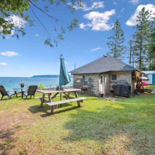 Enjoy meals with the sound of the waves as your soundtrack.