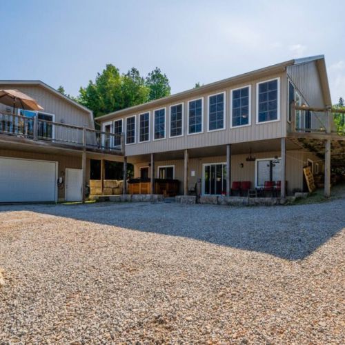 Eagle Bay is a wonderful bi-level cottage.