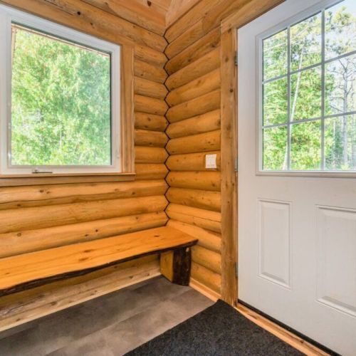 The main entrance with security cameras and smart lock. The practical mudroom with a sturdy bench offers a space to prepare for a day’s adventure or to unwind after exploring the park.