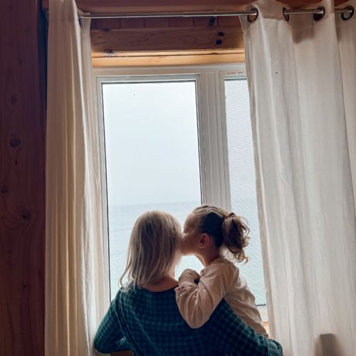 Create unforgettable family moments with beautiful lake views—perfect for cozy mornings, family getaways, and lakeside retreats.