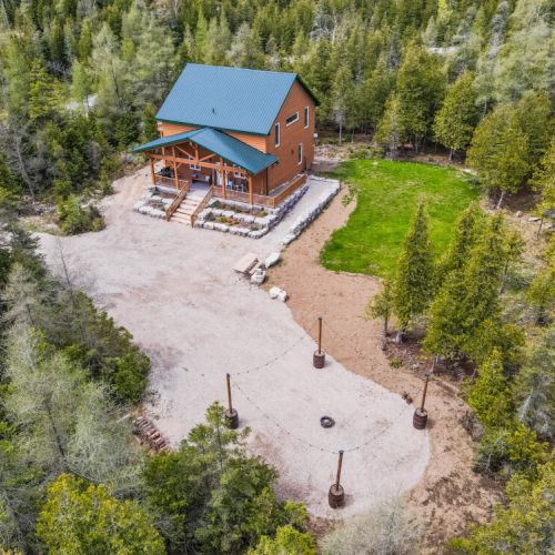 Saw N' Logzz is a stunning custom built private log cabin in the Pike Bay community. Enjoy a day of hiking, swimming, or boating to return to a relaxing and gorgeous property.