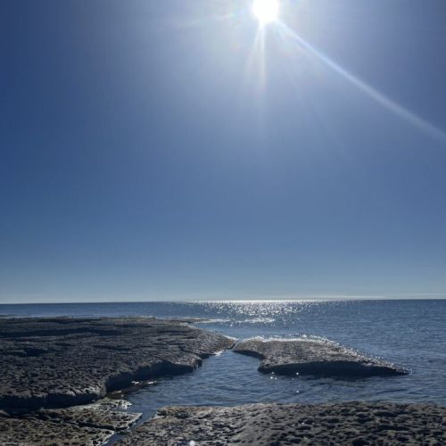 Crystal-clear skies and sun-drenched rocks—an iconic Peninsula scene for soaking up nature or catching golden hour light.