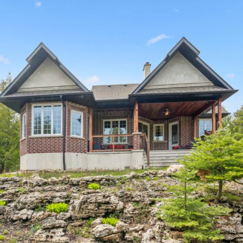 Enjoy the cottage’s stunning exterior and elevated setting, surrounded by natural beauty.