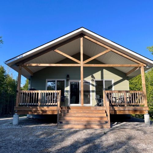 Welcome to Woodland Cottage - private and pet friendly.
