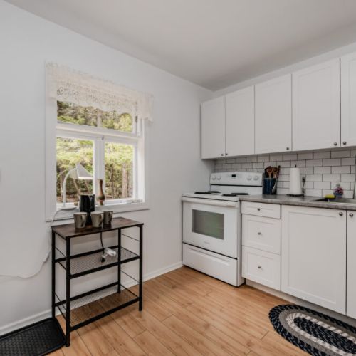 Cook up your favorite meals in a bright, fully-equipped kitchen—perfect for family stays, cozy retreats, or extended cottage vacations in nature.