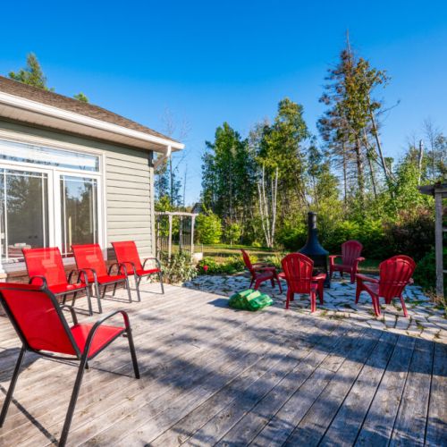 Enjoy sunny mornings on the deck and cozy nights by the fire pit. This outdoor space is ideal for group gatherings, nature getaways, and relaxing cottage vacations in Bruce Peninsula.
