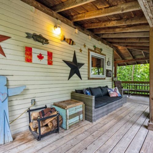 Celebrate the Canadian cottage spirit with handcrafted decor, salvaged wood benches, and a nod to local charm. This space exudes warmth, simplicity, and story.