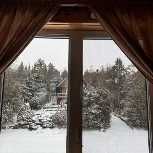 Take in stunning winter views from your cozy cottage escape—perfect for snowy getaways, nature lovers, and relaxing by the fire.